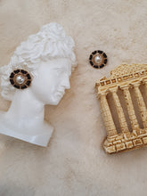Carica l'immagine nel visualizzatore di Gallery, Orecchini con perla centrale e contorno nero
