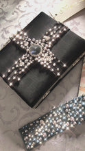 Carica e avvia il video nel visualizzatore di galleria, Clutch nera con ricamo in Swarovski e perline

