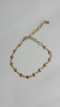 Carregar e reproduzir vídeo no visualizador da galeria, Bracciale cuori color oro
