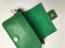 Carica l'immagine nel visualizzatore di Gallery, Borsa verde - 3 modi di usare
