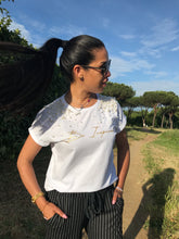 Carica l'immagine nel visualizzatore di Gallery, T-shirt con ricamo di perle
