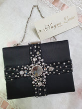 Carica l'immagine nel visualizzatore di Gallery, Clutch nera con ricamo in Swarovski e perline
