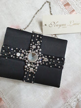 Carica l'immagine nel visualizzatore di Gallery, Clutch nera con ricamo in Swarovski e perline
