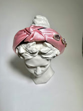 将图片加载到图库查看器，Cerchietto di raso rosa con cristalli taglio diamante

