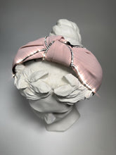 Carica l'immagine nel visualizzatore di Gallery, Cerchietto rosa in tessuto e strass con nodo centrale
