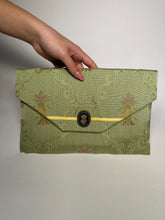 Carica l'immagine nel visualizzatore di Gallery, Borsa Barocco in broccato e cameo
