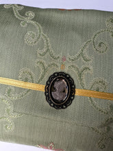 Carica l'immagine nel visualizzatore di Gallery, Borsa Barocco in broccato e cameo
