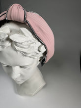 Carica l'immagine nel visualizzatore di Gallery, Cerchietto rosa in tessuto e strass con nodo centrale
