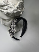 Carica l'immagine nel visualizzatore di Gallery, Cerchietto nero in tela rigida e applicazione Haute Couture
