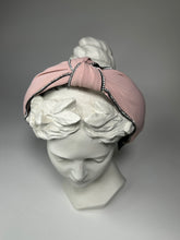 Carica l'immagine nel visualizzatore di Gallery, Cerchietto rosa in tessuto e strass con nodo centrale
